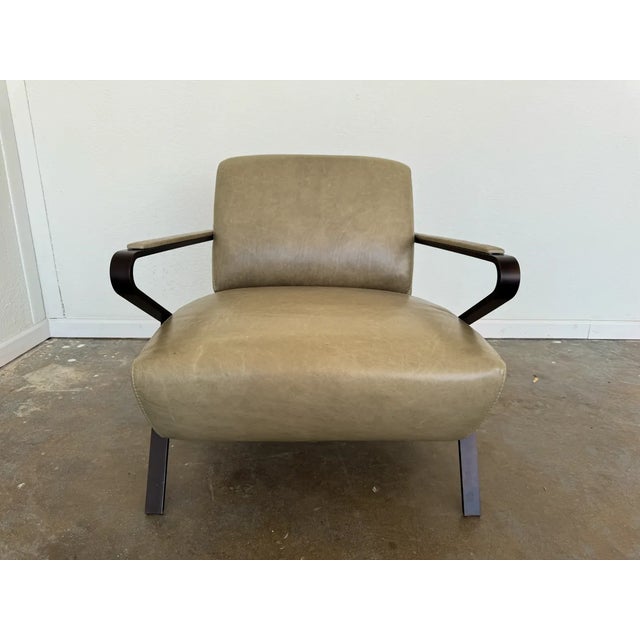 Oscar accentuates the essence of 1930s club chairs, melding classic architectural lines with an invigorating contemporary...