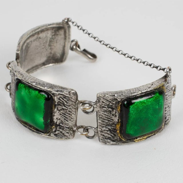 French Designer Willy Silvered Bronze and Green Glass Link Bracelet For Sale - Image 4 of 8
