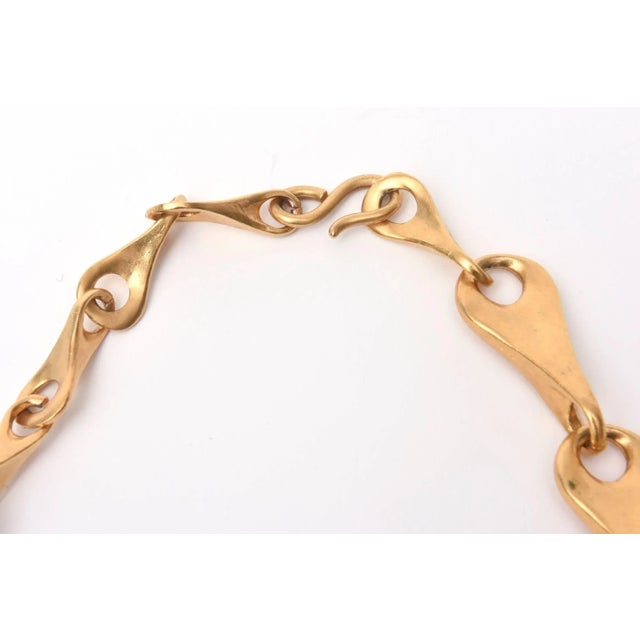 1970s Vintage Robert Lee Morris for Artwear Gold Plated Over Sterling Silver Sculptural Necklace For Sale - Image 5 of 8