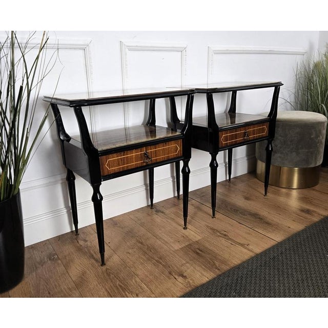 Mid-Century Italian Art Deco Style Bedside Tables in Walnut with Glass Tops, 1950s, Set of 2 For Sale - Image 6 of 10