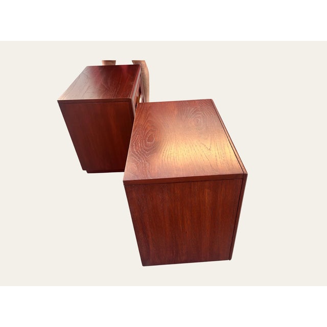 Late 20th Century Postmodern Cognac Nightstands – Attributed to Burlington, 2 Pieces For Sale - Image 4 of 10