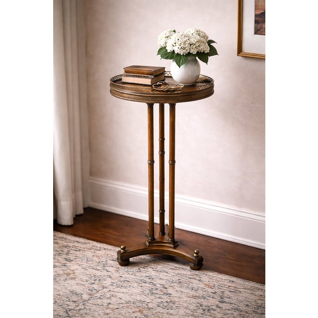 This 1960s walnut burl pedestal stand by Lane Furniture exemplifies the refined American craftsmanship and decorative...