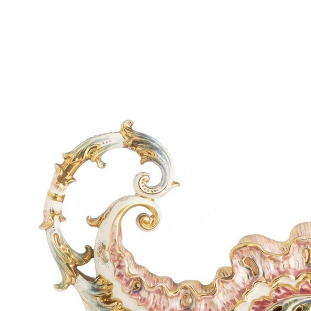 Porcelain - Flowerpot centerpiece. Made of 20th-century Hungarian porcelain, "Fisher". Polychrome, openwork and embossed...
