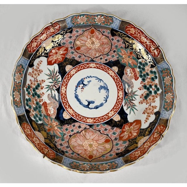 Large round dish in 19th century Japan porcelain, with polychrome and gilding decor. Benefiting from a mural, this object...