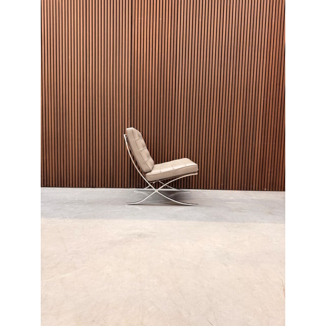 Modern Barcelona Chair in Beige Volo Leather by Ludwig Mies van der Rohe for Knoll Inc. / Knoll International, 2010s For Sale - Image 3 of 7