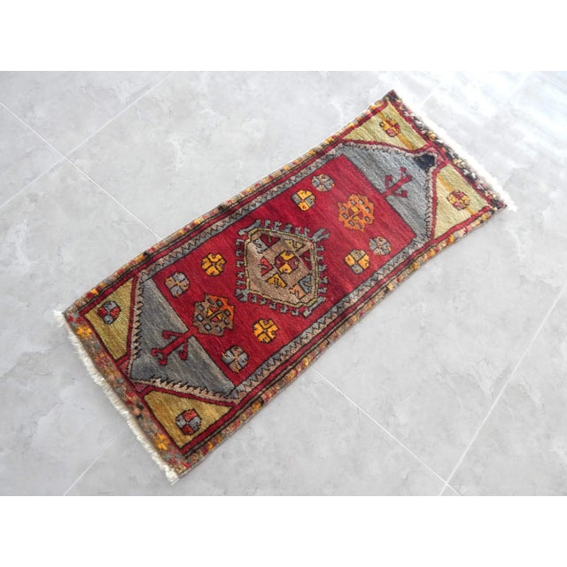 Textile Turkish Medallion Design Turkish Oushak Small Rug 1′6″ × 3′7″ For Sale - Image 7 of 7