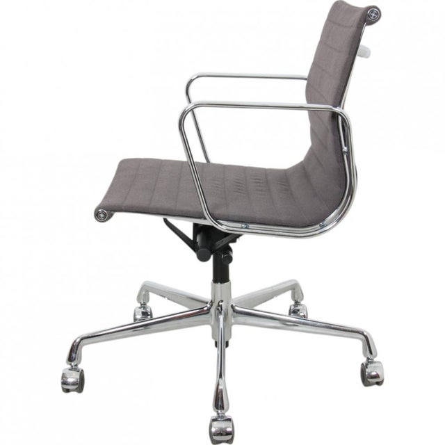 EA-117 Office Chair in Grey Hopsack Fabric by Charles Eames For Sale - Image 4 of 16