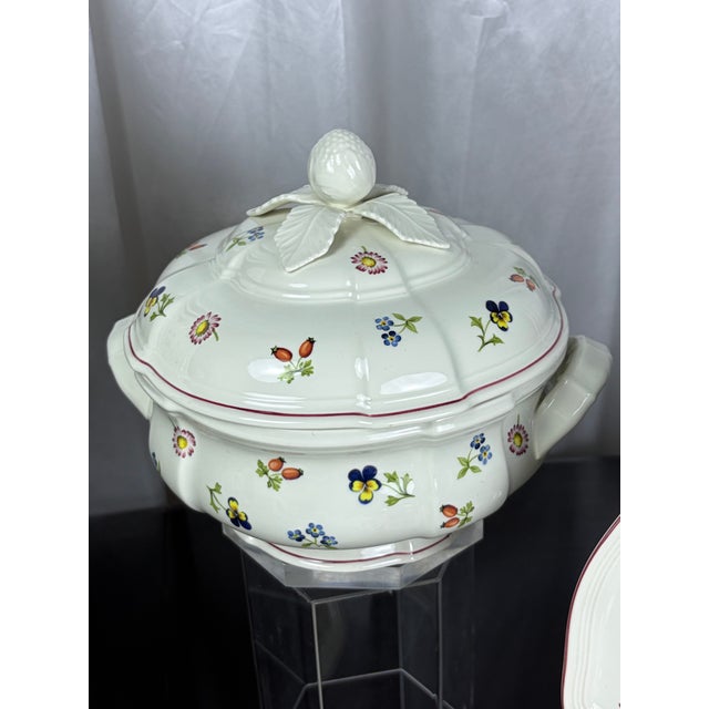 1970s Vintage English Villeroy & Boch "Petite Fleur" Porcelain Dinnerware & Serving Set - 58 Pieces For Sale - Image 5 of 18