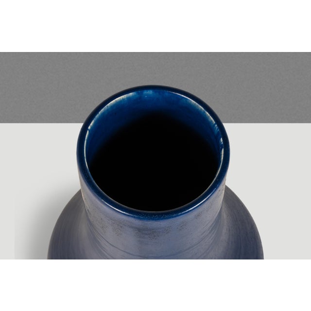 Mid-Century Modern Contemporary Oversized Powder-Blue-Glazed Studio Craft Ceramic Vase, Usa, C. 1980s For Sale - Image 10 of 18
