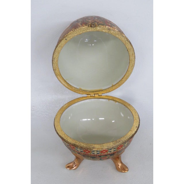 Jaymee Collection Paris Gilt Hand Painted Egg Box Mid Century Geisha Motif 5060b For Sale - Image 9 of 15