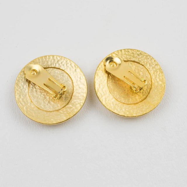 1990s Karl Lagerfeld Paris Gilt Metal Clip Earrings with Black Intaglio For Sale - Image 5 of 8
