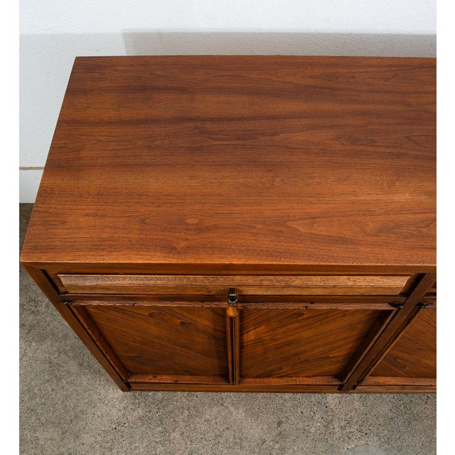1960s Mid Century Modern Credenza Sideboard American Martinsville Walnut 6 Drawer MCM For Sale - Image 12 of 13