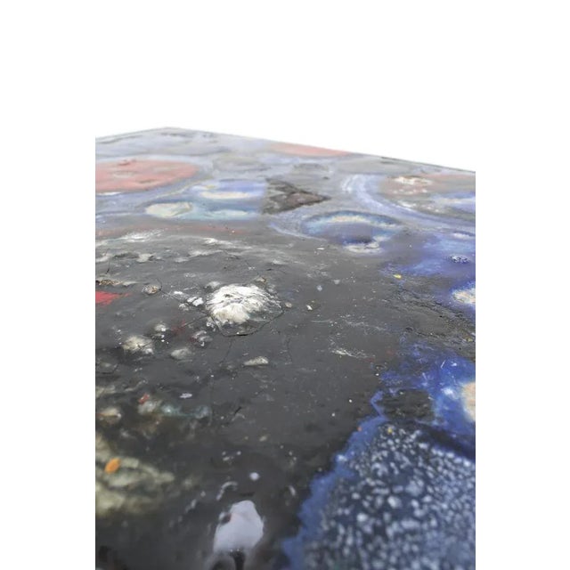 Interesting coffee table with arty glazed tabletop. In good vintage condition. Measurements H. 53,5 cm; B. 50 cm; D. 36 cm.