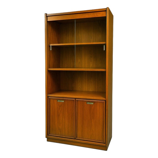 1960s Beautiful Stanley Mid-Century Modern Hutch/China Cabinet For Sale