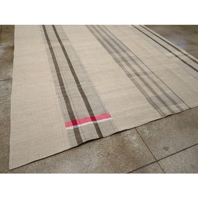 Galerie Shabab Collection Mid-20th Century Handmade Turkish Flatweave Kilim Room Size Carpet For Sale In New York - Image 6 of 8