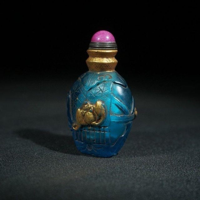 Early 21st Century Fine Carved Peking Glass Snuff Bottle With Gilded Bat Relief, Chinese Vintage Collectible Snuff Bottle For Sale - Image 5 of 9
