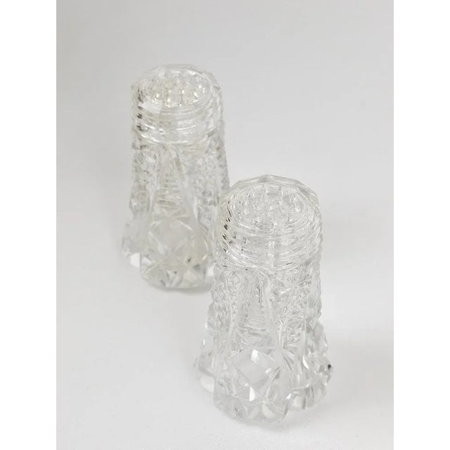 French Art Nouveau Salt and Pepper Shakers in Facetted Crystal Glass, 1920s, Set of 2 For Sale - Image 10 of 11