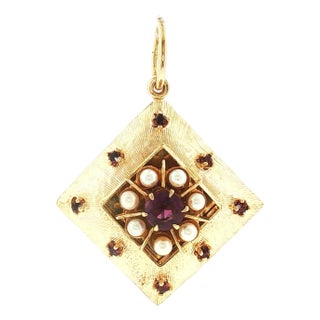 Mid-Century 14k Yellow Gold Amethyst and Cultured Pearl Charm For Sale