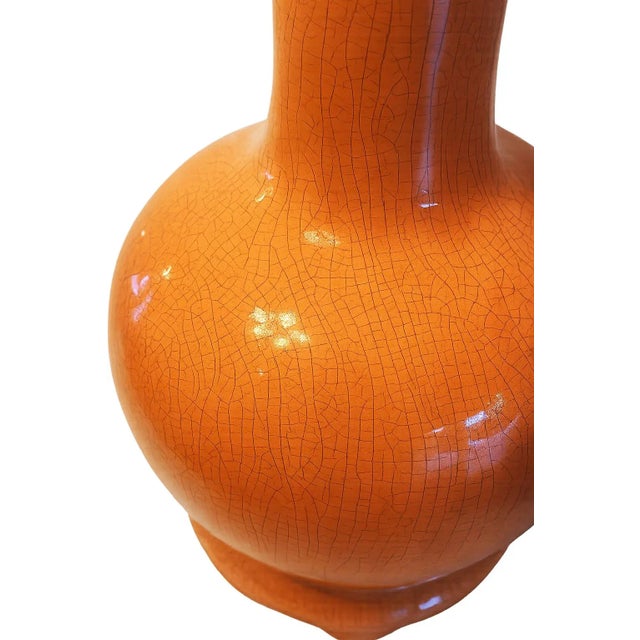 Vintage Large Palm Beach-Style High-Gloss Coral Colored Ceramic Table Lamp With Crackle Glaze & Ming-Style Base For Sale - Image 4 of 6