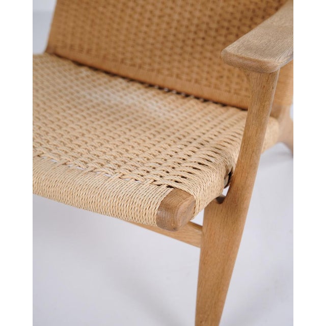 CH25 Lounge Chair in Patinated Oak and Woven Paper Cord by Hans J. Wegner, 1980s For Sale - Image 4 of 13
