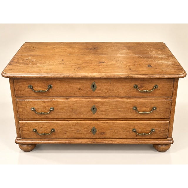 Antique Chest of Drawers in Oak, 1700s For Sale - Image 3 of 9
