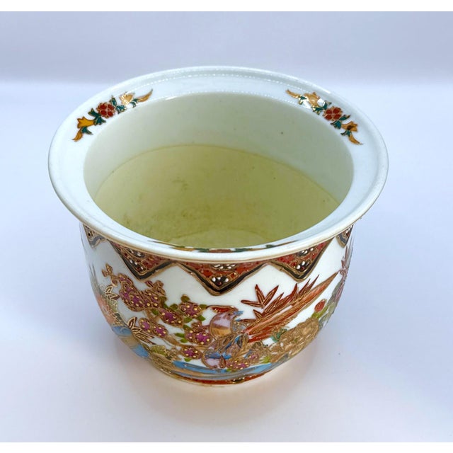 Chinoiserie 1970s Hand-Painted Asian Porcelain Planter With Birds, Florals & Gold Accents For Sale - Image 3 of 6