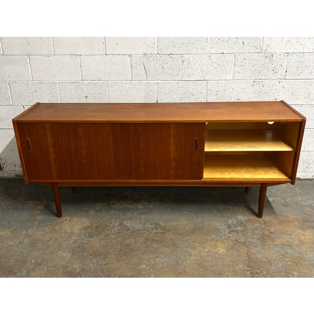 A must have for any mid century modern interior, this teak low sideboard features 5 drawers and 2 sliding doors - plenty...