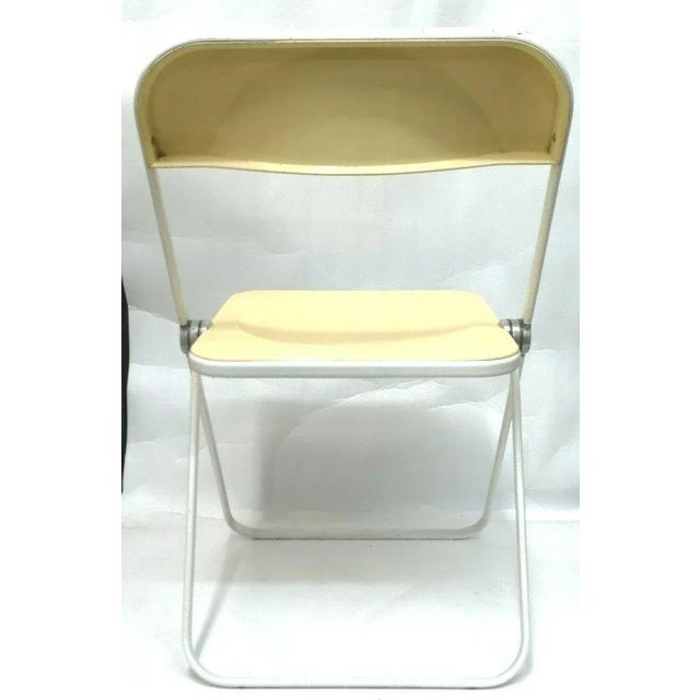 1970s White & Beige Plia Folding Chair by Giancarlo Piretti for Castelli / Anonima Castelli, 1970s For Sale - Image 5 of 6