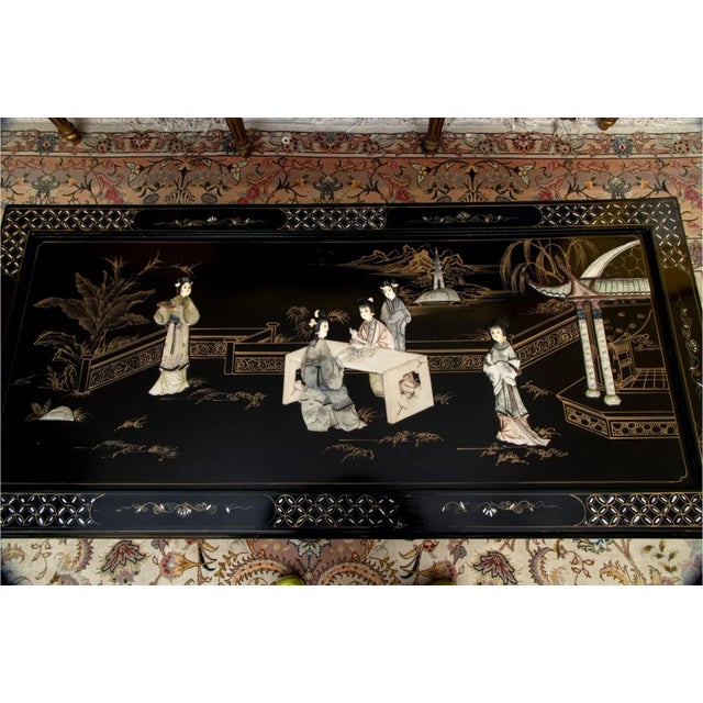 Late 20th Century Vintage Chinoiserie Hand Painted and Inlaid Lacquered Coffee Table For Sale In New York - Image 6 of 13