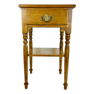1970s Vintage Ethan Allen Americana Traditional Heirloom Nutmeg Maple Side Table by Baumritter For Sale