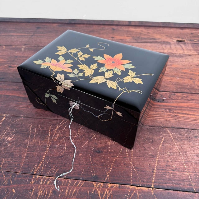 Contemporary Japanese Aizu Lacquer Musical Jewellery Box, 1980s For Sale - Image 3 of 18