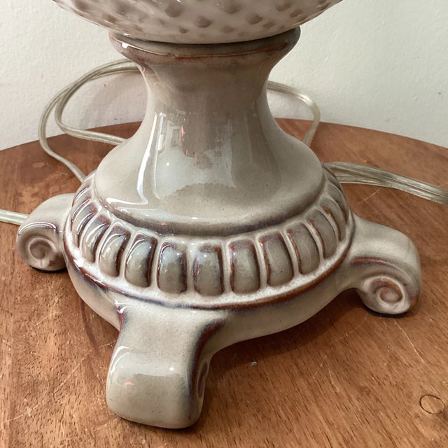 Mid 20th Century White and Taupe Finish Ceramic Pineapple Pedestal Table Lamp W/Shade For Sale - Image 4 of 12