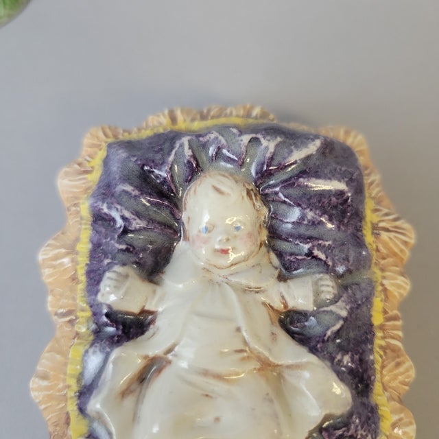 Cream Christmas Hand-Painted Ceramic Nativity Set by Byron Molds, 13 Pieces (1973–1974) For Sale - Image 8 of 17