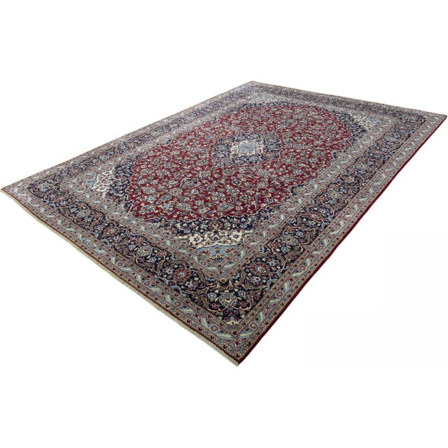 This high-quality, hand-knotted Kashan rug, made of fine cork wool, impresses with its intricate knotting and classic,...