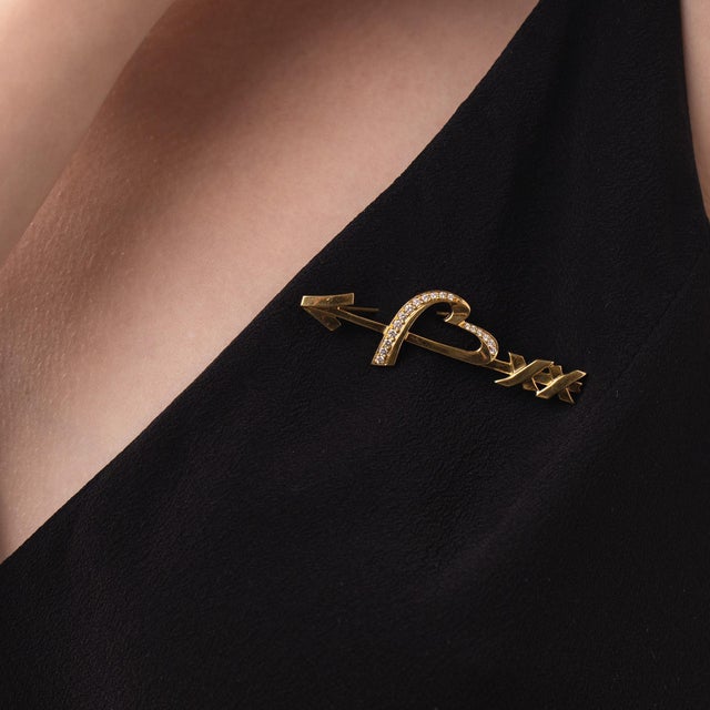 This beautiful Tiffany & Co. Paloma Picasso heart arrow brooch is a contemporary design from the 2020’s, crafted in rich...