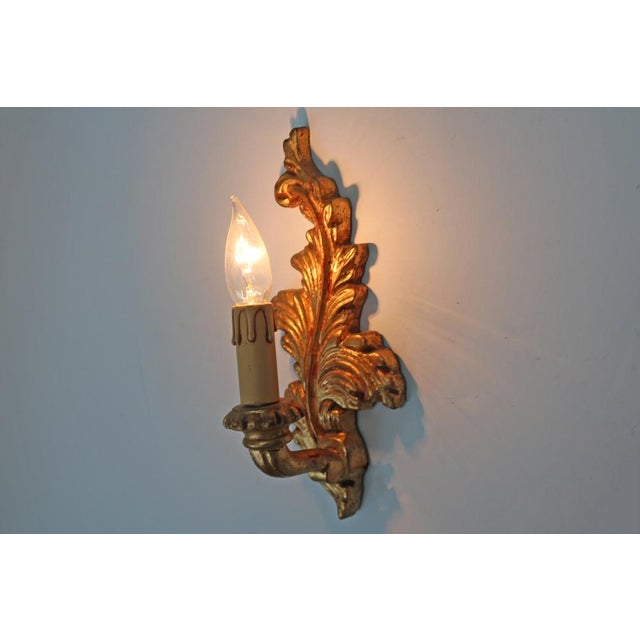 Wood Florentine Hollywood Regency Style Carved Wall Lamps, Italy, 1960, Set of 2 For Sale - Image 7 of 8