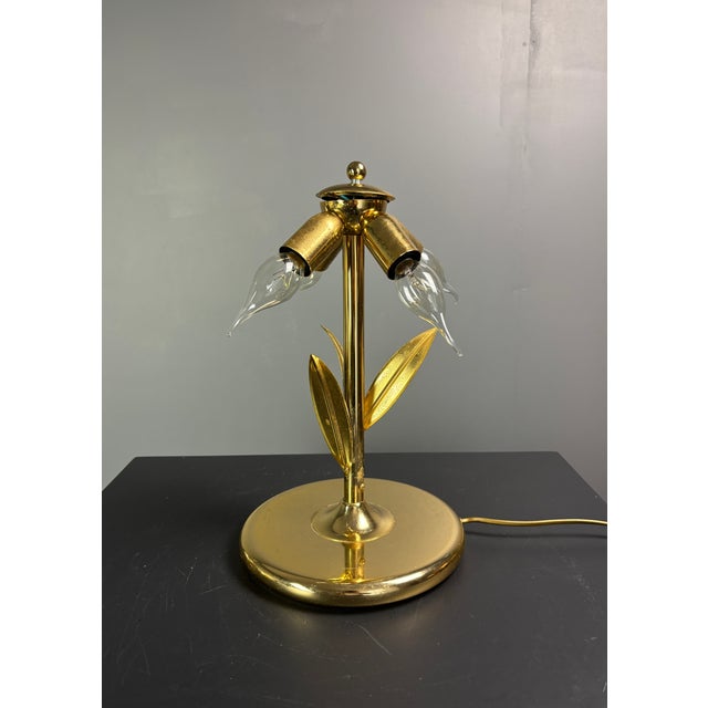 Hollywood Regency Mid-Century Pencil Reed Rattan Bamboo and Brass Flower Table Desk Lamp, Italy, 1980s For Sale - Image 3 of 15