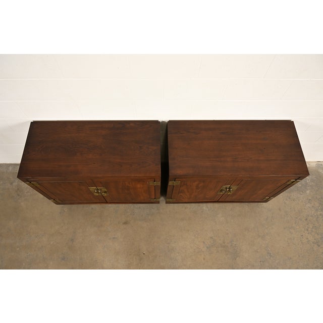 Henredon Mid-Century Modern Hollywood Regency Campaign Oak and Brass Buffet Servers or Bar Cabinets, Pair For Sale - Image 13 of 16