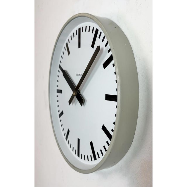 Industrial Vintage Industrial Factory Wall Clock from Siemens, 1970s For Sale - Image 3 of 18