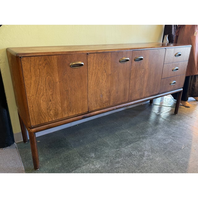 1960s Combed Walnut 3 Door 3 Drawer Credenza For Sale - Image 4 of 13