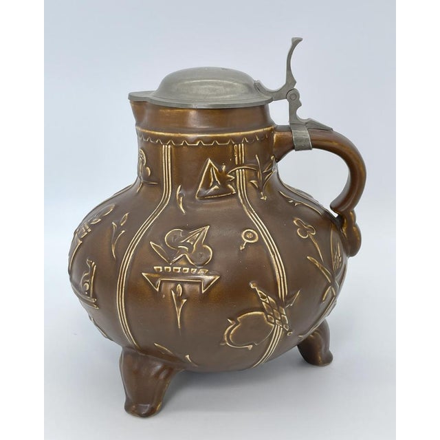 Stoneware, light-colored body, model number 2778/2 1/2 L, pewter lid