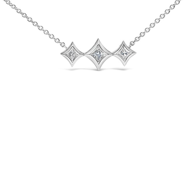 Immerse yourself in the understated elegance of this 10K white gold necklace, rhodium-plated to enhance its radiant...