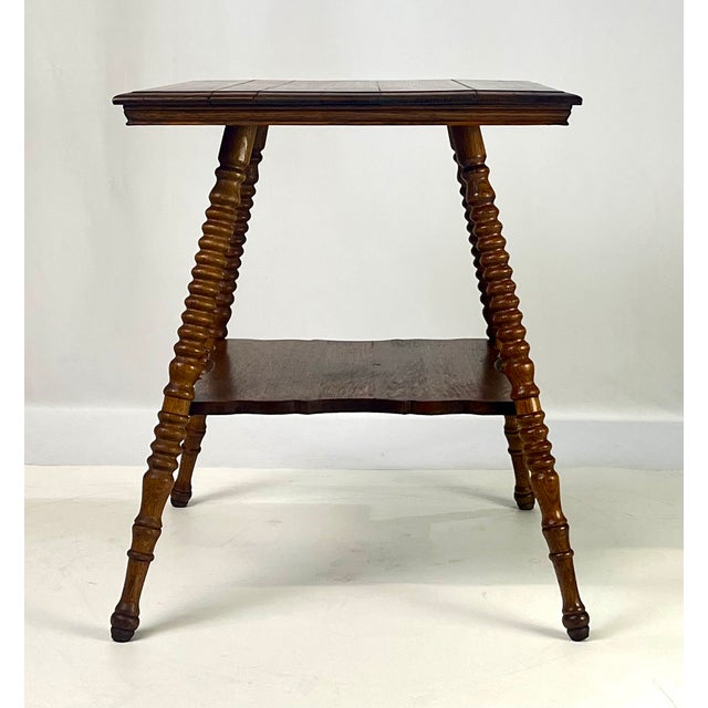 Early 20th Century Early 20th Century Victorian Quarter-Sawn Tiger Oak Two-Tier Parlor Table With Spool-Turned Legs For Sale - Image 5 of 11