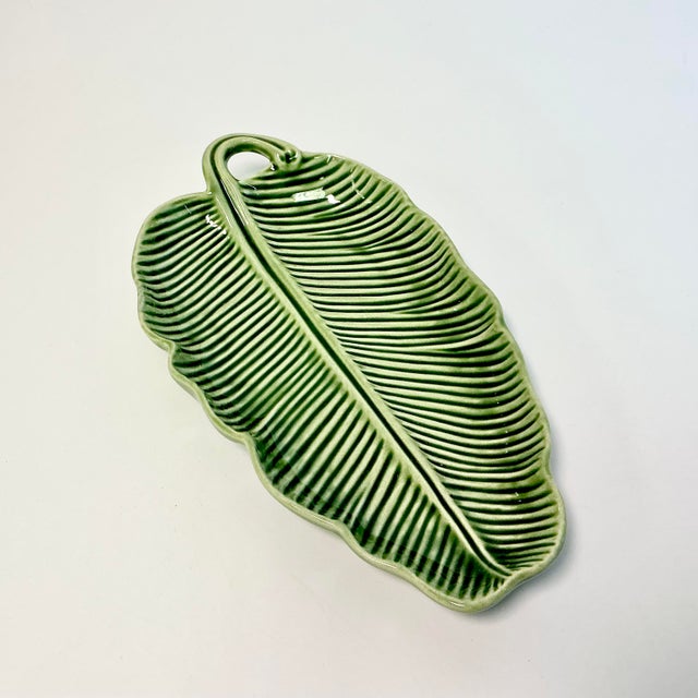 Hollywood Regency 1990s Vintage Boho Chic Portuguese Bordallo Pinheiro Trompe L’Oeil Banana Leaf Serving Dish For Sale - Image 3 of 16
