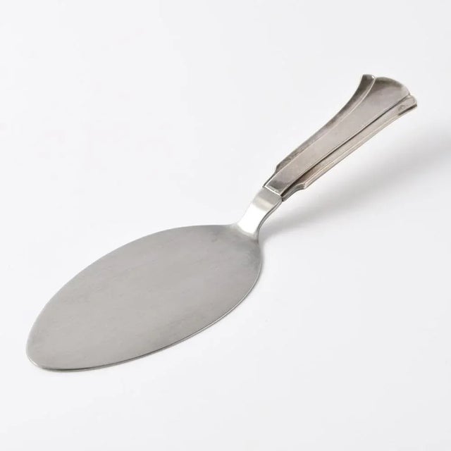 Danish art deco cake spade from Cohr. Made of silver and stainless steel. Dated 1945. This piece has an attribution mark,...