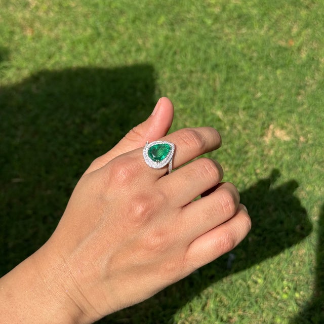 Metal VRJewels 3.74ct Pear Shape Emerald Diamond Double Halo Cocktail Ring 18k Gold Size 5 For Sale - Image 7 of 18