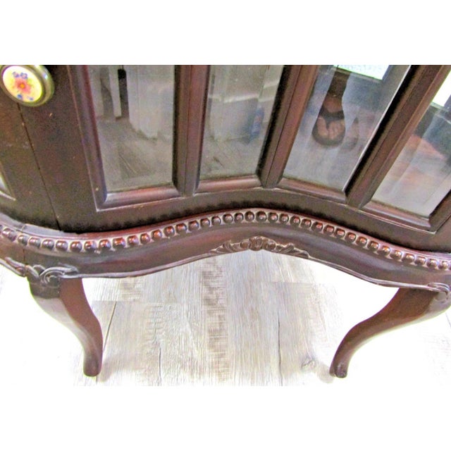1930's Queen Anne Mahogany Kidney Shaped Beveled Glass Tray Top Drink Cabinet For Sale In Miami - Image 6 of 18