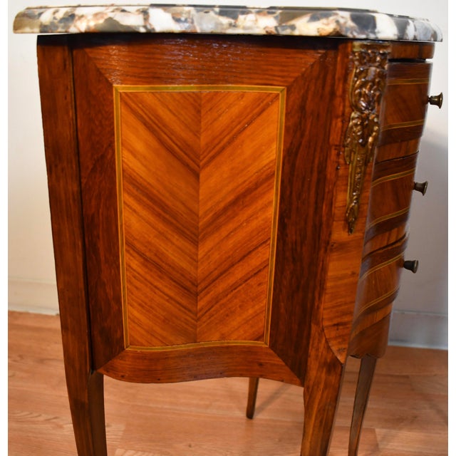 French 1910 Pair French Louis XV Walnut Satinwood & Marble Bedside Tables Nightstands For Sale - Image 3 of 13