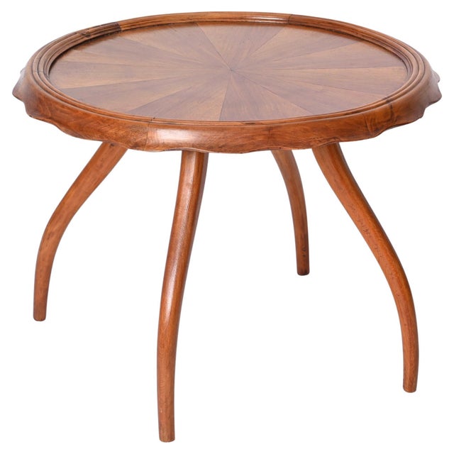 Marvellous round coffee table in a fantastic old walnut. This fantastic piece was design by Osvaldo Borsani in the 1930s...