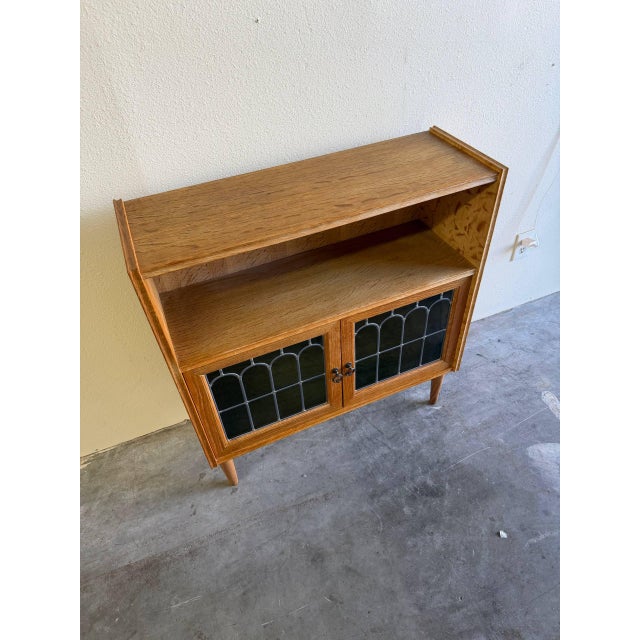 Mid-Century Modern Vintage Danish Oak Cabinet With Leaded Glass Doors – Mid Century Modern Display Bookcase For Sale - Image 3 of 8